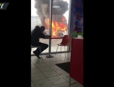 Καιγόταν λεωφορείο μπροστά του κι αυτός έτρωγε αμέριμνος! (βίντεο)